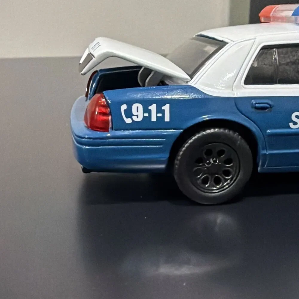 Jada 1/32 Scale 35728 - Rick Grimes Ford Crown Victoria Sheriff The Walking Dead